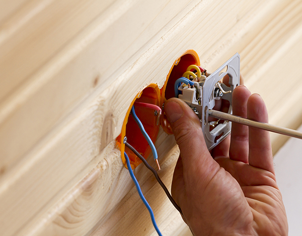 Maison en bois et champ électrique - Ondiag